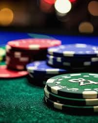 Meja poker live dengan dealer profesional di pusat togel